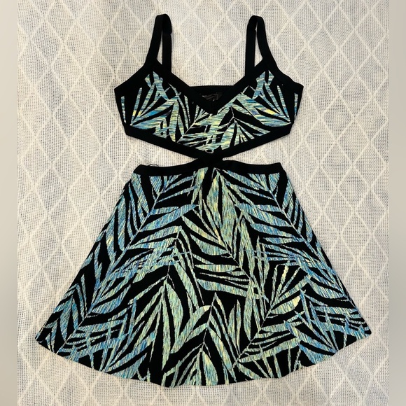 BCBG Max Azria Elyzabethh Tropical Bandage Dress. Size medium - Picture 5 of 15